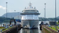 Kapal pesiar Brilliance of the Seas memasuki Miraflores Locks di Terusan Panama, di Kota Panama, Panama, Senin (7/10/2024).