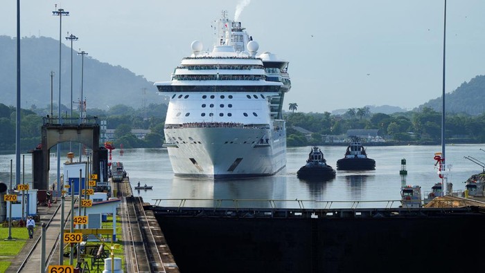 Potret Kapal Pesiar Brilliance of the Seas Melewati Terusan Panama The cruise ship Brilliance of the Seas enters the Miraflores Locks in the Panama Canal, in Panama City, Panama October 7, 2024. REUTERS/Enea Lebrun TPX IMAGES OF THE DAY
