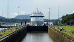 Potret Kapal Pesiar Brilliance of the Seas Melewati Terusan Panama