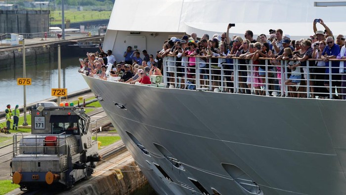 Potret Kapal Pesiar Brilliance of the Seas Melewati Terusan Panama The cruise ship Brilliance of the Seas enters the Miraflores Locks in the Panama Canal, in Panama City, Panama October 7, 2024. REUTERS/Enea Lebrun TPX IMAGES OF THE DAY