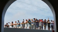 Salah satu daya tarik pengumpang kapal pesiar ini adalah saat melintasi Terusan Panama.  