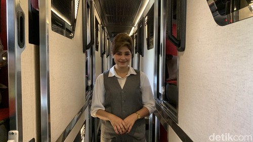 Agnes Aulia, pramugari sleeper bus MTrans.