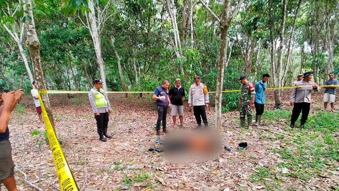 Proses evakuasi Pendi yang tewas dikeroyok lantaran ketahuan mencuri jengkol di Musi Rawas