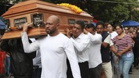Keluarga mendiang Wali Kota Alejandro Arcos membawa peti jenazahnya saat upacara pemakamannya di Chilpancingo, negara bagian Guerrero, Meksiko, Senin (7/10/2024). AP Photo/Alejandrino Gonzalez