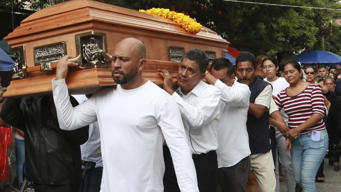 Prosesi Pemakaman Wali Kota di Meksiko yang Dibunuh Seorang wali kota di Meksiko bernama Alejandro Arcos ditemukan tewas dibunuh. Padahal, korban belum sepekan menjabat.