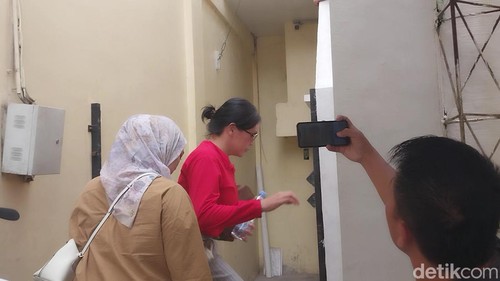 Ratu Entok saat diamanakan petugas kepolisian. (Foto: Finta Rahyuni/detikSumut)