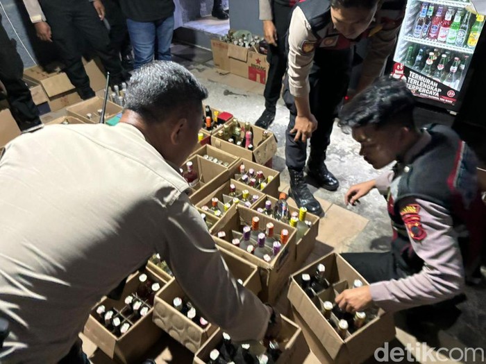 Ratusan botol miras disita Polres Klaten dari Kecamatan Jogonalan, Klaten, Senin (7/10/2024).