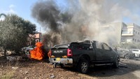 Mobil-mobil itu ludes akibat roket yang ditembakkan dari Lebanon mendarat di Israel.  
