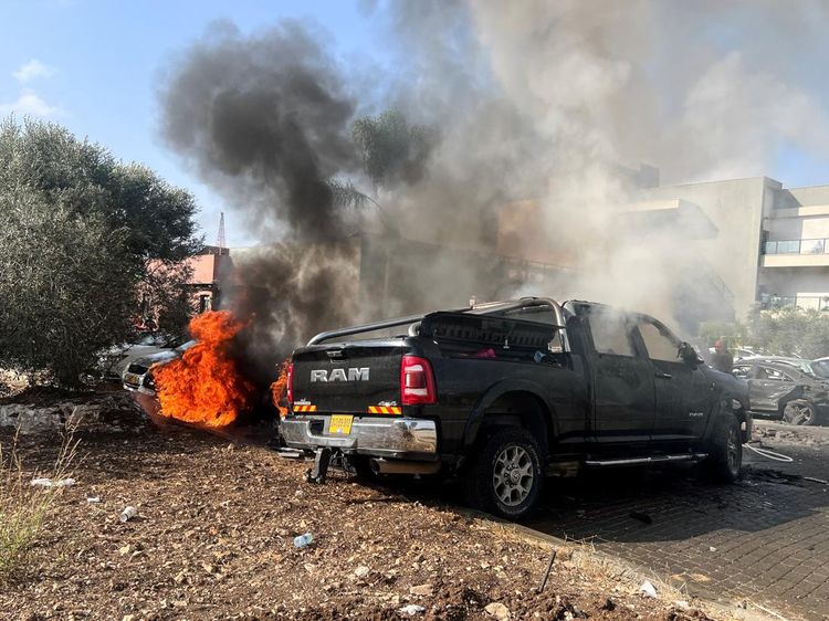 Roket Hizbullah Hancurkan Mobil-mobil di Israel
