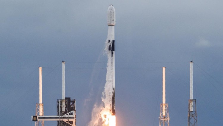 Roket SpaceX Falcon 9 Lepas Landas untuk Selidiki Jatuhnya Asteroid NASA A SpaceX Falcon 9 rocket lifts off from launch complex-40 carrying the European Space Agency Hera spacecraft on a mission to the asteroid Dimorphos, at the Cape Canaveral Space Force Station, in Cape Canaveral, Florida, U.S., October 7, 2024. REUTERS/Steve Nesius