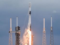 Roket SpaceX Falcon 9 Meluncur, Selidiki Asteroid yang Ditabrak Wahana NASA