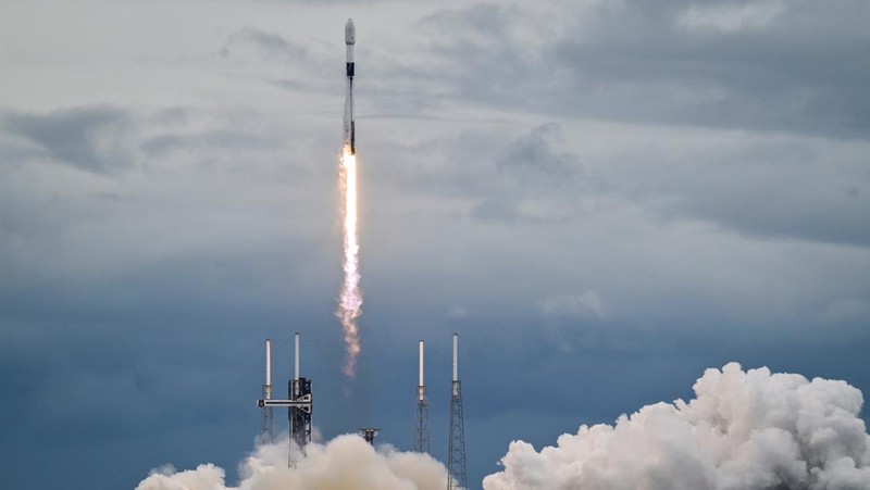 A SpaceX Falcon 9 rocket lifts off from launch complex-40 carrying the European Space Agency Hera spacecraft on a mission to the asteroid Dimorphos, at the Cape Canaveral Space Force Station, in Cape Canaveral, Florida, U.S., October 7, 2024. REUTERS/Steve Nesius