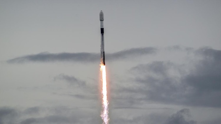Roket SpaceX Falcon 9 Lepas Landas untuk Selidiki Jatuhnya Asteroid NASA A SpaceX Falcon 9 rocket lifts off from launch complex-40 carrying the European Space Agency Hera spacecraft on a mission to the asteroid Dimorphos, at the Cape Canaveral Space Force Station, in Cape Canaveral, Florida, U.S., October 7, 2024. REUTERS/Steve Nesius