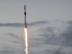 Roket SpaceX Falcon 9 Meluncur, Selidiki Asteroid yang Ditabrak Wahana NASA