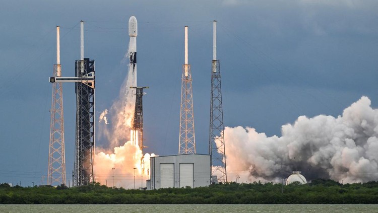 Roket SpaceX Falcon 9 Lepas Landas untuk Selidiki Jatuhnya Asteroid NASA A SpaceX Falcon 9 rocket lifts off from launch complex-40 carrying the European Space Agency Hera spacecraft on a mission to the asteroid Dimorphos, at the Cape Canaveral Space Force Station, in Cape Canaveral, Florida, U.S., October 7, 2024. REUTERS/Steve Nesius