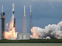 Roket SpaceX Falcon 9 Meluncur, Selidiki Asteroid yang Ditabrak Wahana NASA