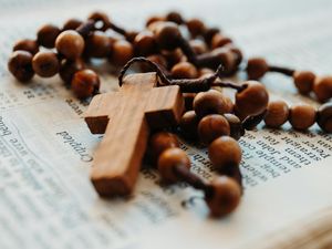 Susunan Doa Rosario Kamis 9 April 2026: Menghidupi Misteri Terang