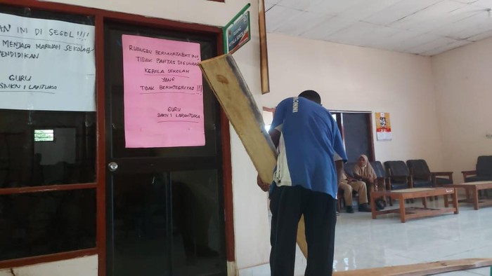 Ruangan Kepsek SMKN 1 Larantuka telah dibuka oleh tetua adat.