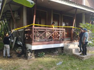 Rumah Dinas Pegawai TNUK di Pandeglang Diduga Dibakar OTK