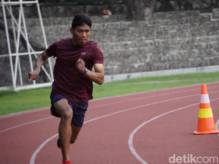 Sapto Yogo Purnomo saat berlatih di Stadion Sriwedari, Kota Solo, Jumat (4/10/2024) sore.