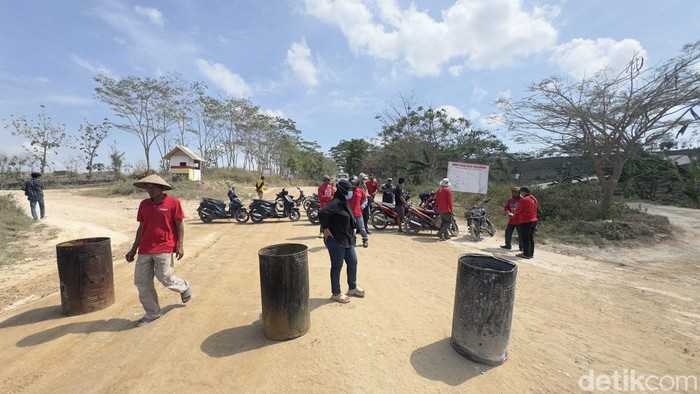 Sejumlah warga Desa Tegaldowo Kecamatan Gunem, Kabupaten Rembang melakukan aksi protes, memblokade jalan akses tambang pabrik semen di desa setempat, Selasa (8/11/2024).