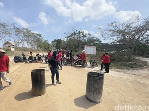 Warga Tegaldowo Rembang Blokade Jalan Akses Tambang Pabrik Semen
