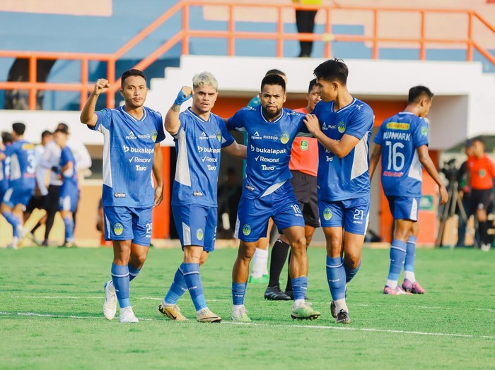 Selebrasi PSIM Jogja usai mencetak gol ke gawang Nusantara United, Senin (7/10/2024).