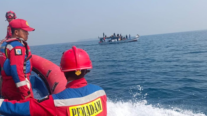 Seorang nelayan meninggal dunia setelah menyelam mencari ikan di perairan Kepulauan Seribu, Jakarta. Damkar mengevakuasi (dok Damkar Jakut)