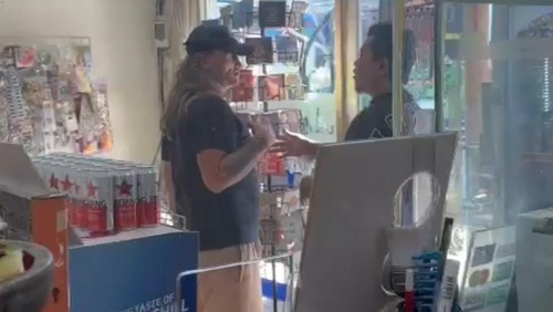 Seorang pria cegat bule yang tak bayar minuman (kiri) di mini market di Canggu, Badung, Selasa (8/10/2024). (Dok Satpol PP Badung)