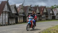 Kasepuhan Cisungsang, Kasepuhan Pasir Eurih di Desa Sindanglaya dan Citorek merupakan bagian dari Kasepuhan Banten Kidul yang masih terus memegang adat istiadat yang tidak dapat ditinggalkan, yakni bertani.  