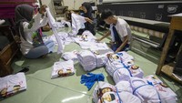 Jelang Pilkada 2024 pesanan sablon kaos di tempat tersebut meningkat hingga lima kali lipat daripada hari biasa. 