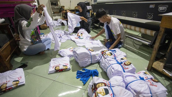 Pekerja melipat kaos pesanan untuk kebutuhan Pilkada di Kafka Wear Indramayu, Jawa Barat, Selasa (8/10/2024). Jelang Pilkada 2024 pesanan sablon kaos di tempat tersebut meningkat hingga lima kali lipat daripada hari biasa yakni dari rata-rata 200 lembar minggu menjadi 1.000 lembar per minggu. ANTARA FOTO/Dedhez Anggara/aww.