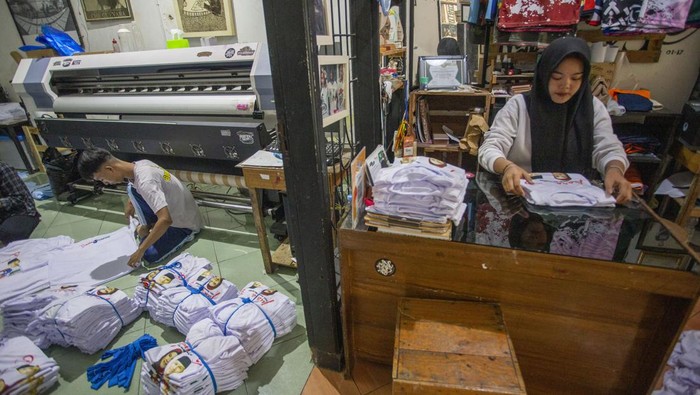 Pekerja melipat kaos pesanan untuk kebutuhan Pilkada di Kafka Wear Indramayu, Jawa Barat, Selasa (8/10/2024). Jelang Pilkada 2024 pesanan sablon kaos di tempat tersebut meningkat hingga lima kali lipat daripada hari biasa yakni dari rata-rata 200 lembar minggu menjadi 1.000 lembar per minggu. ANTARA FOTO/Dedhez Anggara/aww.