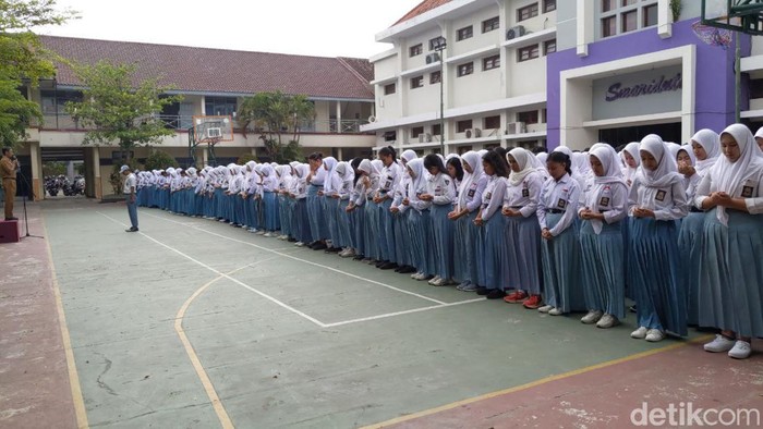 Siswa SMAN 1 Kedungwaru Tulungagung doakan guru korban tewas laka maut bus
