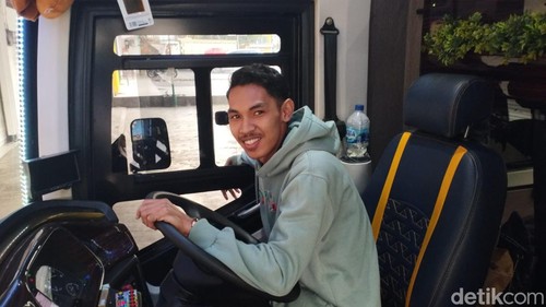 Sopir sleeper bus New Surabaya Indah, Alfan Fadillah, di Mataram, NTB (11/9/2024).