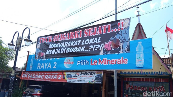 Spanduk bernada protes yang dipasang di Pertigaan Bu Sum Borobudur, Magelang, Selasa (8/10/2024).