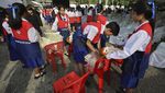 Suasana Upacara Penghormatan Korban Kebakaran Bus Sekolah di Bangkok
