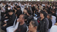 Sejumlah orang menghadiri upacara peringatan korban kebakaran bus sekolah di Sekolah Wat Khao Phraya Sangkharam, Lan Sak, provinsi Uthai Thani, Thailand, Selasa (8/10/2024).