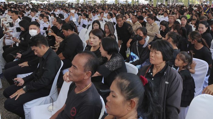 Insiden kebakaran bus sekolah yang terjadi di Bangkok, Thailand menyisakan luka mendalam. Sejumlah orang menghadiri upacara untuk beri penghormatan kepada para korban.