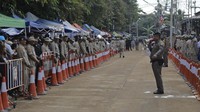 Petugas keamanan menjaga upacara agar berjalan dengan lancar.  