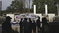 Foto-foto korban tewas di tampilkan dalam upacara tersebut.  