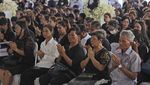 Suasana Upacara Penghormatan Korban Kebakaran Bus Sekolah di Bangkok