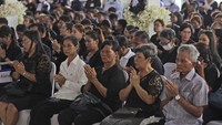 Tampak sejumlah orang yang hadir melantunkan doa untuk para korban.