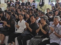 Suasana Upacara Penghormatan Korban Kebakaran Bus Sekolah di Bangkok