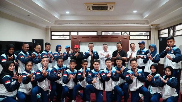 Sugiono bersama atlet Pencak Silat Indonesia. (dok. IPSI).