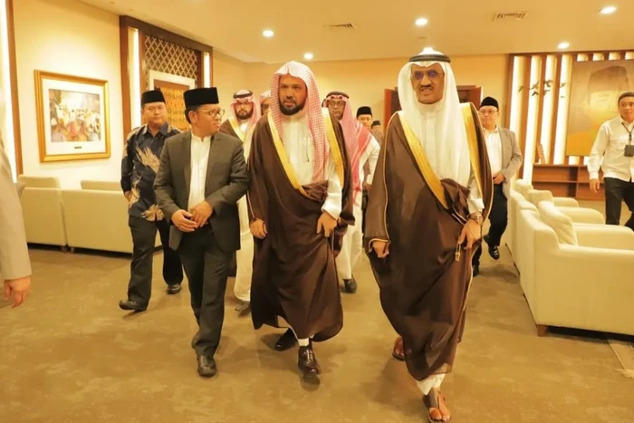 Imam dan khatib Masjid Nabawi, Syekh Ahmad bin Ali Al-Hudzaify (tengah) tiba di Bandara Soekarno-Hatta, Tangerang, Banten, Senin (7/10/2024), pukul 22.45 WIB.