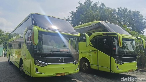 Dua armada bus rebah Tami Jaya.