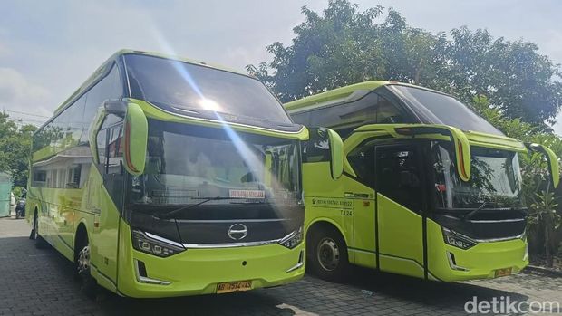 Dua armada bus rebah Tami Jaya.