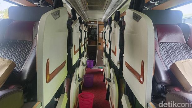 Penampakan interior bus rebah Tami Jaya.