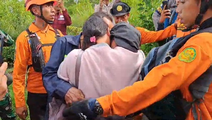 Tangis haru pertemuan pendaki wanita yang hilang dengan kedua orangtuanya di Kabupaten Purbalingga, Selasa (8/10/2024).